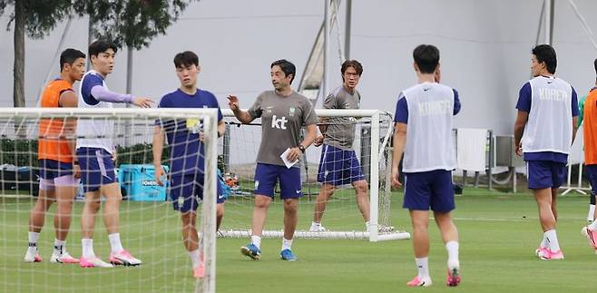한국 축구 국가대표팀 홍명보 감독이 12일(현지시간) 멕시코 과달라하라 인근 사포판에 위치한 베이스캠프 훈련장 치바스 바예 베르데에서 선수들의 회복 훈련을 지켜보고 있다. 뉴스1