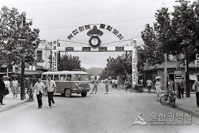 1960년대 울산 시계탑 사거리. 이곳의 시계탑은 1966년 울산 라이온스클럽이 창립 1주년을 맞아 건립했고 이후 울산시에 기증했다. 울산시 제공