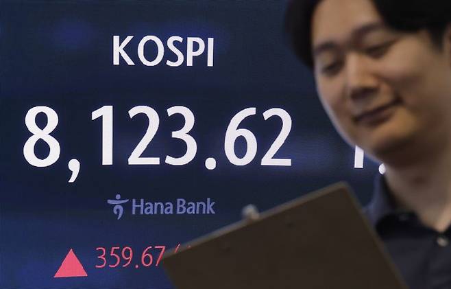 코스피가 전 거래일(7763.95)보다359.67포인트(4.63%) 오른 8123.62에 마감한 지난 12일 오후 서울 중구 하나은행 딜링룸 전광판에 지수가 표시 되고 있다. 뉴시스 제공