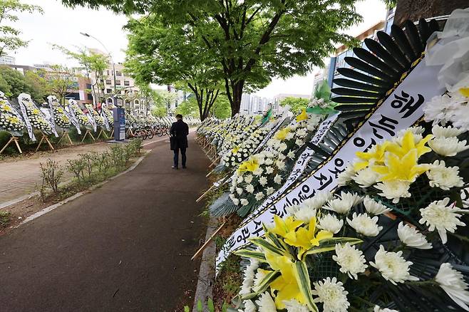 4월 23일 전남 순천시 광주지법 순천지원 앞에 30대 친모의 학대로 숨진 생후 4개월 '해든이'(가명)를 추모하는 근조화환이 줄지어 놓여 있다. 순천=연합뉴스
