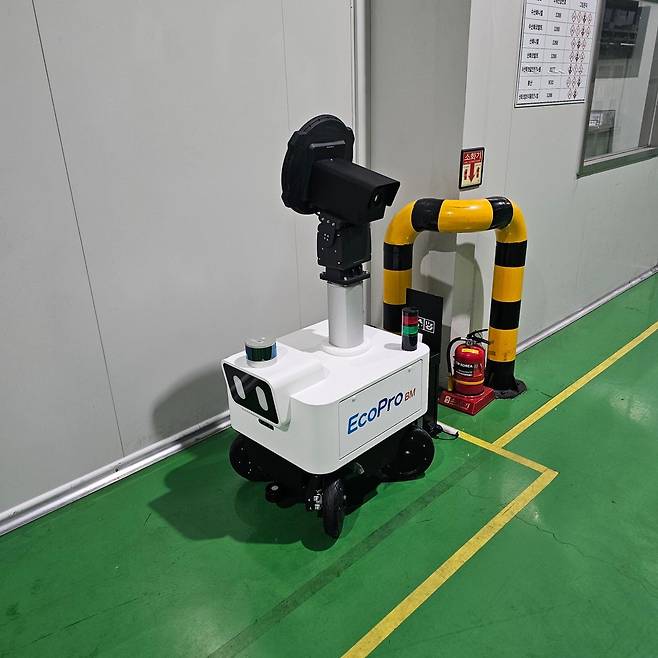 에코프로가 소성로 시설을 점검하는 데 사용하는 자율주행로봇. 마이크와 카메라 등 센서를 활용해 문제를 파악해 알린다. 에코프로 제공