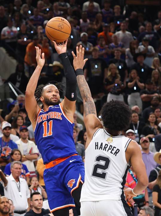 뉴욕 브런슨이 14일 프로스트 뱅크 센터에서 열린 샌안토니오와의 2025~26 NBA 파이널 5차전서 슛을 시도하고 있다. 사진=연합뉴스