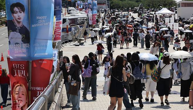 13일 'BTS 월드투어 아리랑 IN 부산' 공연이 열리는 부산 동래구 아시아드주경기장 주변에 세계에서 도착한 팬들로 북적이고 있다. 송봉근 객원기자