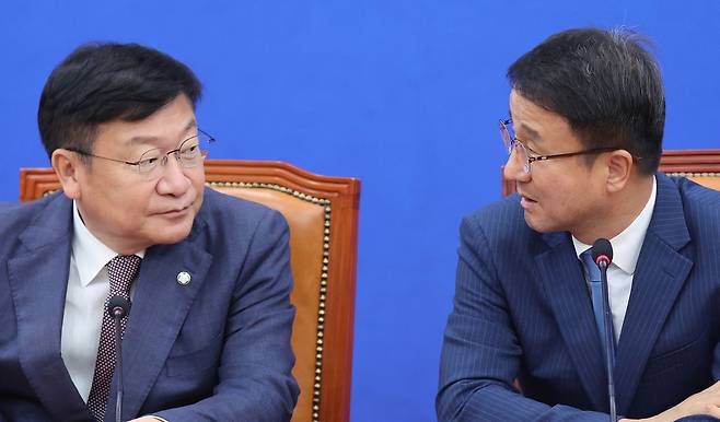 한병도 더불어민주당 원내대표가 11일 서울 여의도 국회에서 정점식 국민의힘 원내대표를 접견하고 있다. 뉴스1
