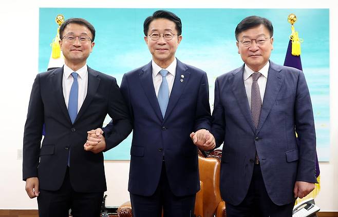조정식 국회의장이 11일 오후 서울 여의도 국회의장 집무실에서 여야 원내대표와 회동 전 기념 촬영을 하고 있다. 왼쪽부터 한병도 더불어민주당 원내대표, 조 의장, 정점식 국민의힘 원내대표. 뉴스1