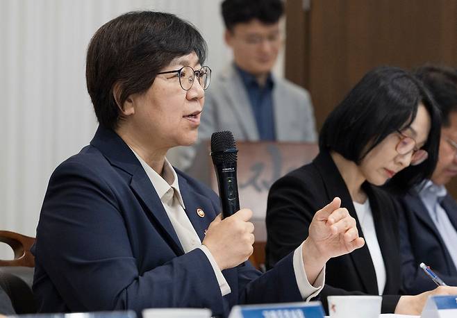 정은경 보건복지부 장관이 지난 11일 서울 광화문의 한 식당에서 열린 국민주권정부 출범 1주년 계기 보건복지부 출입기자단 정책간담회에서 발언하고 있다. 뉴스1