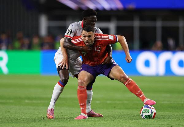2026 FIFA 월드컵 C조 아이티와 스코틀랜드의 경기에서 스코틀랜드의 존 맥긴(등번호 7번)이 몸싸움을 하고 있다. AFP 연합뉴스