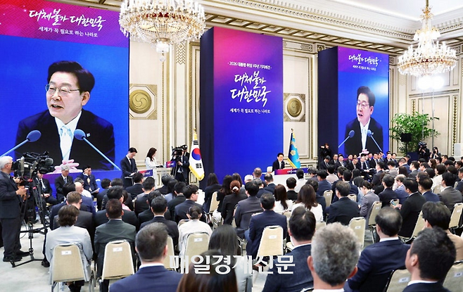 이재명 대통령이 8일 청와대 영빈관에서 취임 1주년 기자회견을 열고 취재진의 질문에 답하고 있다. <김호영 기자>