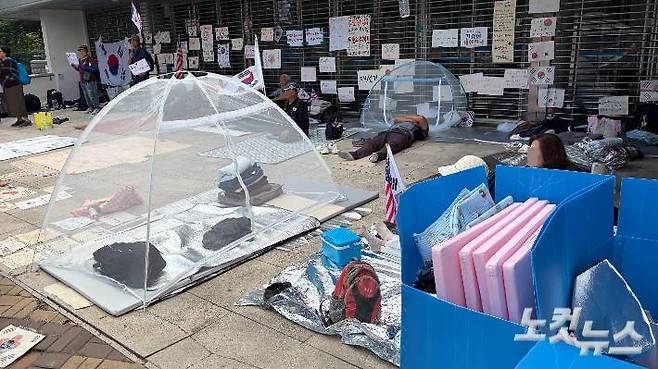 14일 서울 송파구 올림픽 핸드볼경기장에는 집회 참가자들이 텐트 등을 두고 노숙을 하고 있는 모습. 박인 기자