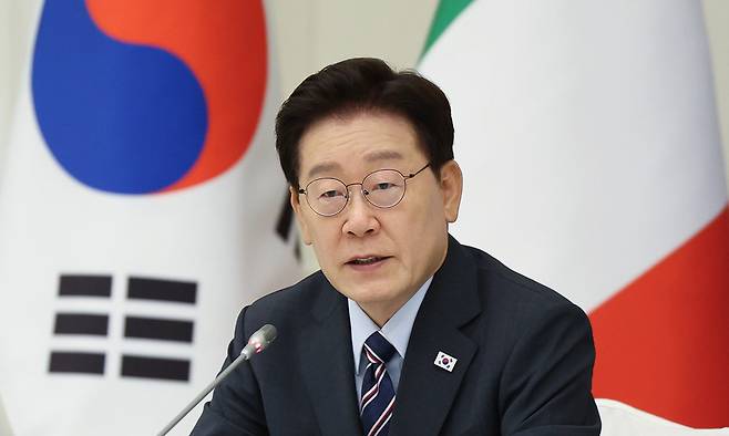 (로마(이탈리아)=뉴스1) 허경 기자 = 이재명 대통령이 12일(현지시간) 이탈리아 로마 한 호텔에서 열린 비즈니스 라운드테이블에서 발언을 하고 있다. 2026.6.13/뉴스1