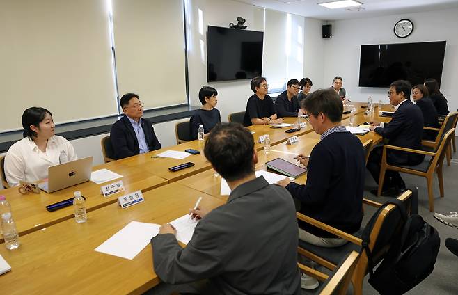 최휘영 문화체육관광부 장관이 12일 서울 종로구 국립현대미술관 서울관에서 문체부 장관 직속 ‘문화예술정책자문위원회 애니메이션 분과 제3차 회의’를 진행하고 있다. 사진 제공=문체부