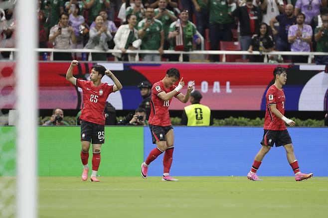 축국가대표팀 공격수 오현규(가운데)가 12일(한국시간) 멕시코 할리스코주 과달라하라 스타디움서 열린 체코와 북중미월드컵 조별리그 A조 1차전서 역전골을 넣은 뒤 기뻐하고 있다. 사진제공|대한축구협회