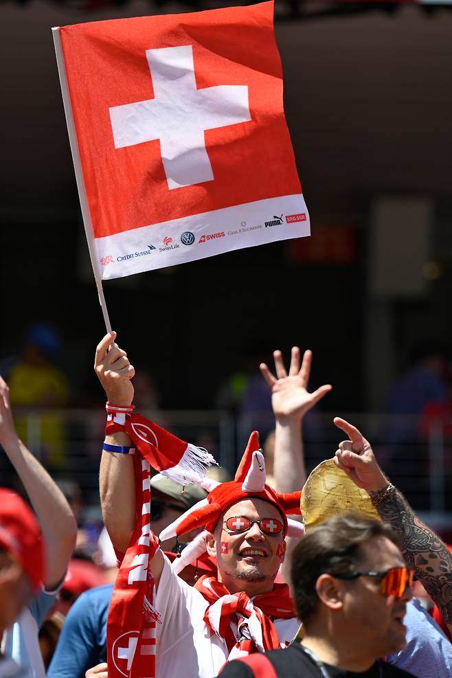 Swiss fans in the stands during the World Cup Group B soccer match between Qatar and Switzerland in Santa Clara, Calif., near San Francisco, Saturday, June 13, 2026. (AP Photo/Eakin Howard)<저작권자(c) 연합뉴스, 무단 전재-재배포, AI 학습 및 활용 금지>