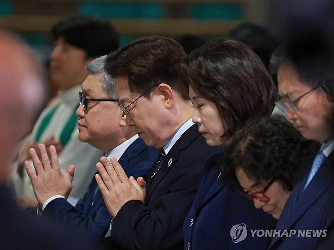 이재명 대통령 부부, 유흥식 추기경 집전 특별 미사 참석 (로마=연합뉴스) 한상균 기자 = 이재명 대통령과 김혜경 여사가 14일(현지시간) 이탈리아 로마 성 바오로 대성전에서 유흥식 추기경 집전으로 열린 '평화와 연대를 위한 특별 미사'에 참석해 기도하고 있다. 2026.6.14 xyz@yna.co.kr