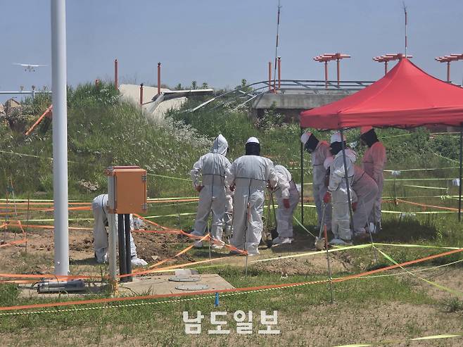 15일 오전 11시께 항공철도사고조사위원회(항철위) 등 수색 당국 관계자들은 발암물질 검출 등으로 중단됐던 제주항공 참사 관련 범정부 대수색을 재개했다. /임지섭 기자 ljs@namdonews.com