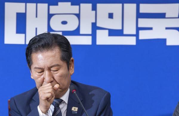 정청래 더불어민주당 대표가 15일 국회에서 열린 최고위원회의에서 발언도중 목소리를 가다듬고 있다. 연합뉴스