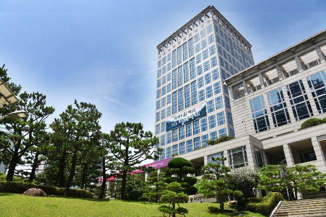 부산시는 부산 중구 영주동과 서구 동대신동을 잇는 부산터널의 터널 내 전원선로 교체 작업을 위해 오는 22일부터 8월 28일까지 야간에 통제한다. 부산일보DB