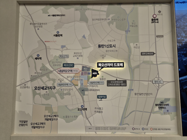 ‘북오산자이 드포레’ 견본주택 내부에 마련된 주변 위치도. (김선호 기자)