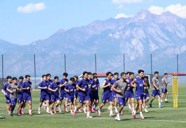 지난 2일(현지시간) 오후 미국 유타주 헤리먼에 위치한 자이언스뱅크 트레이닝센터에서 축구 국가대표팀 손흥민 등 선수들이 몸을 풀고 있다. 사진=연합뉴스