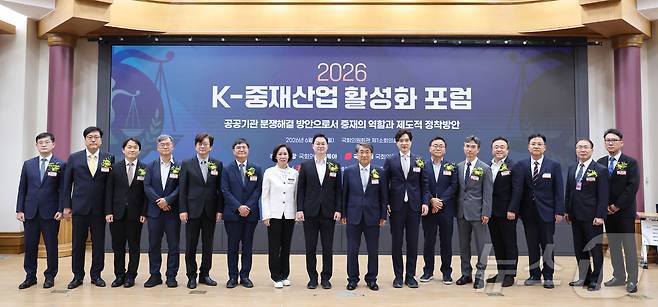 채원배 뉴스1 전무이사가 15일 서울 여의도 국회 의원회관에서 '공공기관 분쟁 해결 방안으로서 중재의 역할과 제도적 정착 방안'을 주제로 열린 '2026 K-중재산업 활성화 포럼'에서 기념 촬영을 하고 있다. 2026.6.15 ⓒ 뉴스1 신웅수 기자
