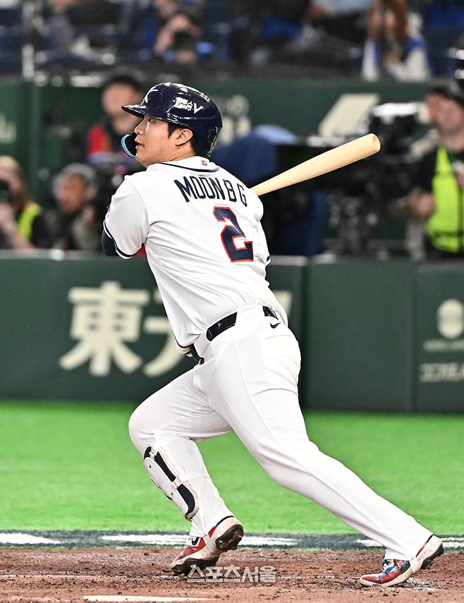 대한민국 야구대표팀의 문보경이 8일 일본 도쿄 도쿄돔에서 열린 2026 WBC 조별리그 대만과의 경기 5화ㅣ말 무사 1루 상황에서 대만 선발 구린루리양을 상대로 안타를 치고 있다. 도쿄(일본) | 박진업 기자 upandup@sportsseoul.com