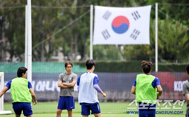 2026 북중미 월드컵 체코전에서 승리한 대한민국 월드컵 대표팀이 15일(한국시각) 멕시코 과달라하라 인근 사포판 월드컵대표팀 베이스캠프 훈련장 치바스 베르데 바예에서 훈련을 가졌다. 홍명보 감독이 훈련을 지켜보고 있다. 사포판(멕시코)=허상욱 기자wook@sportschosun.com/2026.06.15/