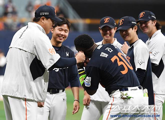14일 서울 고척스카이돔에서 열린 한화 이글스와 키움 히어로즈의 경기. 류현진이 페라자의 귀를 잡아 당기고 있다. 고척=정재근 기자 cjg@sportschosun.com/2026.6.14/