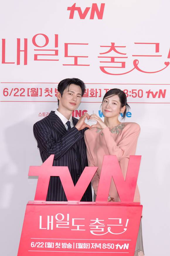 배우 서인국(왼쪽)과 박지현이 tvN 새 월화드라마 '내일도 출근!'으로 로맨스 호흡을 선보인다. /tvN