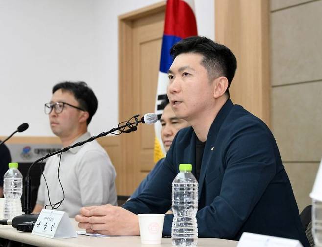 유승민 대한체육회 회장이 15일 서울 올림픽파크텔에서 열린 기자회견에서 정부와 경찰에 '잠실 개표소 시위'에 대한 조속한 해결 방안 마련을 촉구하고 있다. 대한체육회