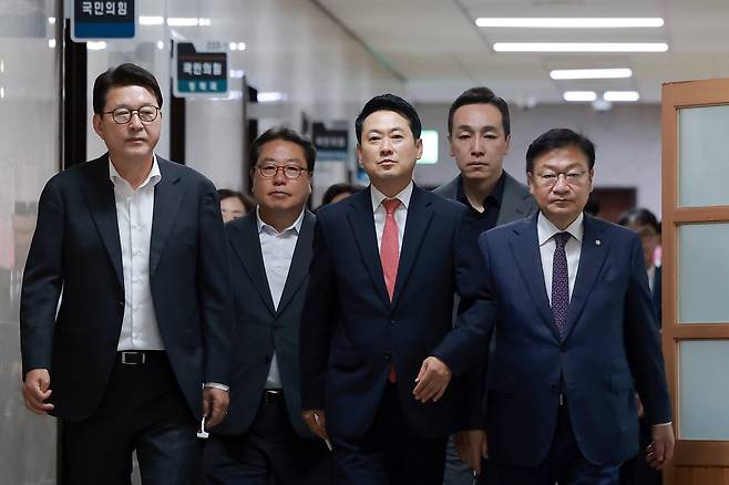국민의힘 장동혁 대표, 정점식 원내대표 등 지도부가 15일 국회에서 열린 긴급 최고위원회의에 참석하고 있다. /연합뉴스
