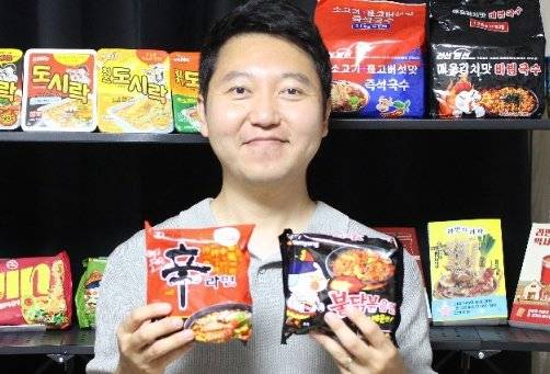 반도체만큼이나 한국 라면이 ‘세계 최고’라고 자부하는 지영준 라면 평론가. 전작 ‘라면의 역사’에 이은 신작 ‘라면의 과학에서는 라면이란 식품에 담긴 최첨단 과학기술를 소개한다. 지영준 라면 평론가 제공