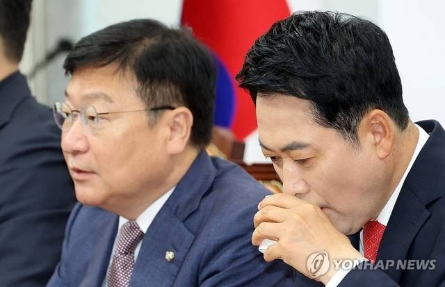 장동혁 국민의힘 대표가 지난 11일 국회에서 열린 최고위원회의에서 물을 마시고 있다. 왼쪽 정점식 원내대표. 연합뉴스