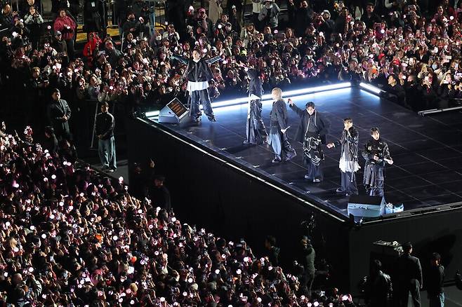 방탄소년단(BTS)이 3월21일 서울 광화문광장에서 컴백 기념 공연인 ‘BTS 컴백 라이브: 아리랑’을 펼치고 있다. 사진공동취재단