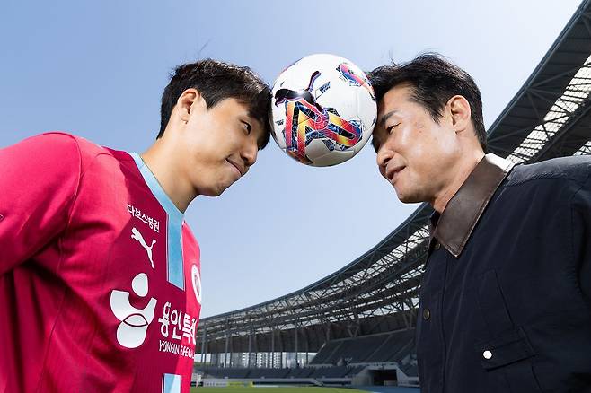 아버지와 형을 따라 태극마크를 꿈꾸는 이승준(왼쪽). 우상조 기자