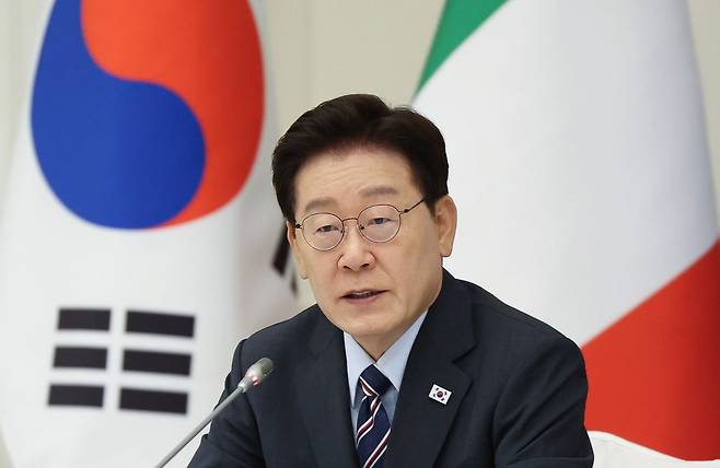 유럽 순방 중인 이재명 대통령이 13일 X에 올린 “여당과 야당 그리고 정치적 책임”이라는 메시지가, 여당을 뒤흔들었다. 사진은 이 대통령이 12일(현지시간) 이탈리아 로마 한 호텔에서 열린 비즈니스 라운드테이블에서 발언을 하는 모습. 뉴스1