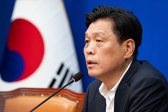 조승래 더불어민주당 사무총장이 14일 서울 여의도 국회에서 열린 당무 현안 관련 기자간담회에서 모두 발언을 하고 있다. 뉴스1
