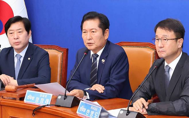 정청래 더불어민주당 대표(가운데)가 15일 국회에서 열린 최고위원회의에서 발언하고 있다. 임현동 기자