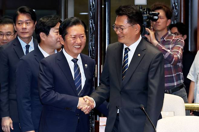 11일 오전 국회에서 열린 더불어민주당 의원총회에서 정청래 대표와 송영길 의원이 악수하고 있다. 장진영 기자.