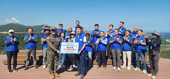 금강회 회원들과 함께 717 금강산 전망대에 오른 후 국토방위에 여념이 없는 장병들을 위문했다.