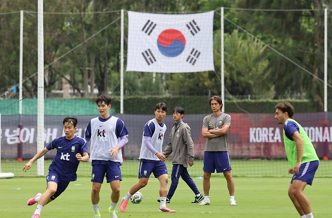 ▲ 2026 북중미 월드컵 1차전에서 승리하고 멕시코와 2차전을 앞둔 한국 축구 국가대표팀의 홍명보 감독이 14일(현지시간) 멕시코 과달라하라 인근 사포판의 치바스 바예 베르데에서 팀 훈련을 지켜보며 생각에 잠겨 있다. 연합뉴스