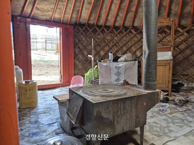지난 5월28일 기자가 방문한 몽골 울란바타르 바양주르흐구 게르촌. 게르 내부에 난로가 설치돼 있다. 게르촌 주민들은 폐목재와 쓰레기, 석탄을 태워 난방을 한다. 울란바타르 | 반기웅 기자