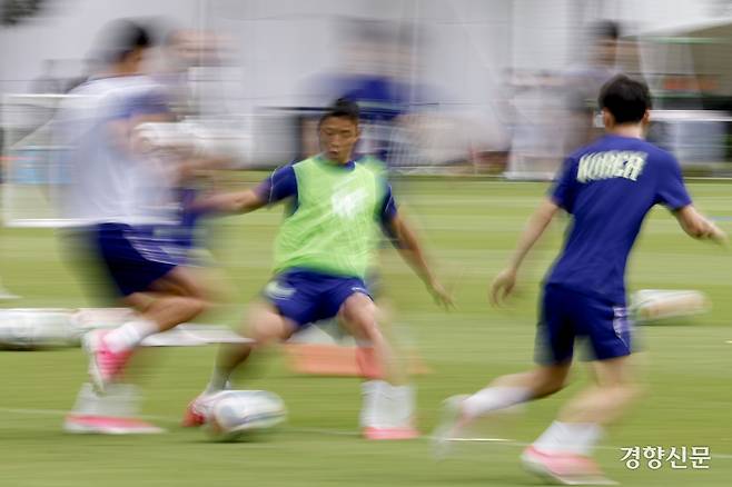 한국 남자 축구대표팀 황희찬이 14일(현지 시간) 멕시코 과달라하라 치바스 베르데 바예 경기장에서 2026 북중미 월드컵 조별리그 멕시코와의 경기를 앞두고 훈련하고 있다. 멕시코 과달라하라 | 문재원 기자