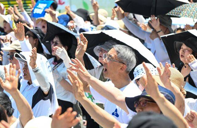 거룩한방파제 통합국민대회 참가자들이 13일 서울 중구 서울시의회 앞에서 기도하기에 앞서 손을 들고 구호를 외치고 있다. 신석현 포토그래퍼