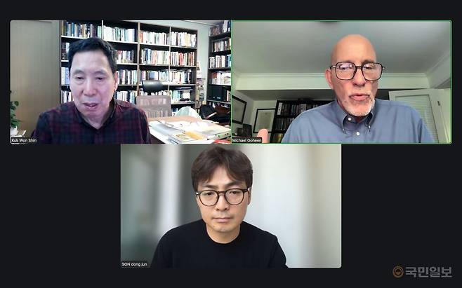 신국원(왼쪽 위) 총신대 명예교수와 마이클 고힌(오른쪽 위) 미국 칼빈신학교 교수가 15일 온라인 줌에서 급변하는 세상 속 성경 읽기와 선교적 교회, 기독교 세계관에 대해 토론하고 있다.