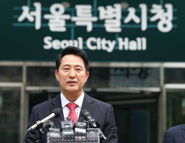 ▲2026년 6월 4일 6·3 지방선거에서 서울시장 당선이 사실상 확정된 국민의힘 오세훈 후보가 서울시청으로 들어가기 전 인사말을 하고 있다. ⓒ연합뉴스