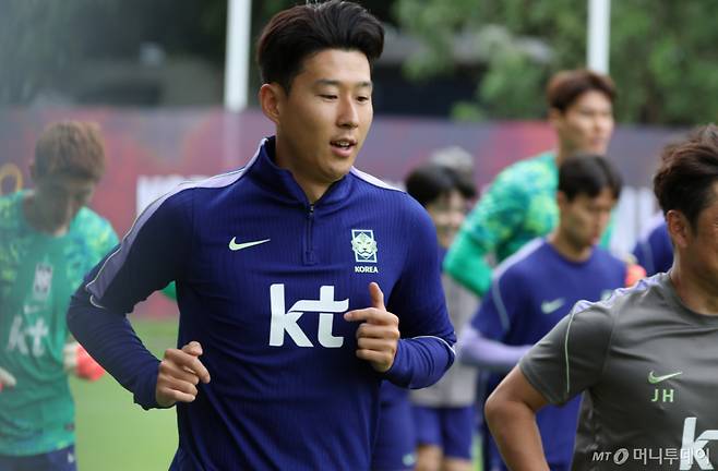대한민국 축구 국가대표팀이 2026 북중미월드컵 A조 2차 예선을 앞두고 지난 14일(한국시간) 멕시코 과달라하라 치바스 베르데 바예에서 훈련을 진행했다. 손흥민을 비롯한 선수들이 러닝 훈련을 하고 있다. /사진=머니투데이 사진DB