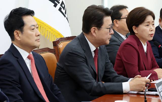 양향자(오른쪽) 국민의힘 최고위원이 15일 국회에서 열린 최고위원회의에서 장동혁(왼쪽) 대표 등이 지켜보는 가운데 당 지도부 총사퇴를 제안하고 있다. 가운데는 신동욱 최고위원. 연합뉴스