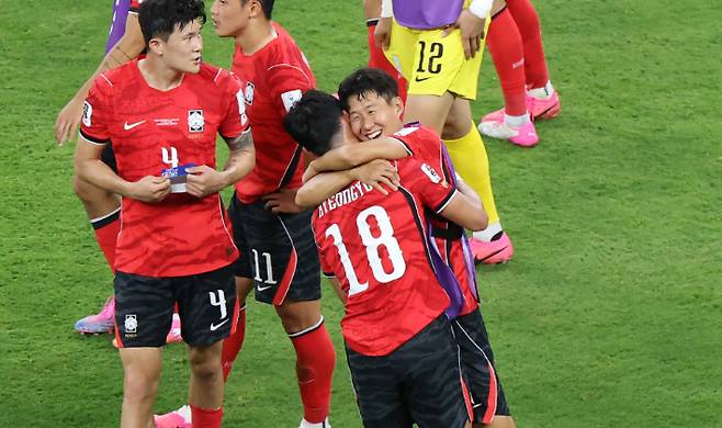 11일(현지시간) 멕시코 사포판 과달라하라 스타디움에서 열린 2026 북중미 월드컵 A조 1차전 한국과 체코의 경기 종료 후 오현규가 손흥민과 환호하고 있다. 연합뉴스
