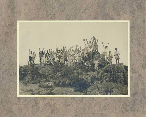 일제시대인 1938년 노산 이은상 선생 일행이 지리산을 올랐다. 일행 모두 천왕봉을 등정하고 만세를 외치고 있다.