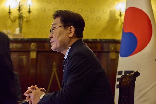 이탈리아를 국빈방문 중인 이재명 대통령이 14일(현지시간) 로마의 한 호텔에서 화상으로 수석보좌관회의를 하고 있다. 2026.6.14. 연합뉴스